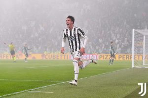 ‘VLAHOVIĆ IM NE DONOSI SAMO KVALITET, NEGO I KARAKTER’: Iskusni trener ostao fasciniran partijom mladog srpskog napadača!