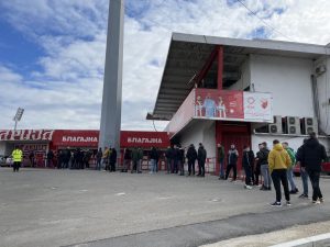 ‘RAJKO MITIĆ’ OKUPIRAN: Ogromni redovi, svi čekaju, traži se karta viška! (FOTO)