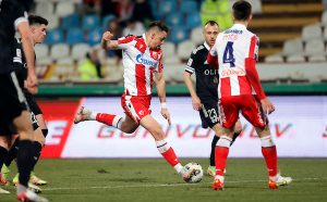 BRĐANI PRUŽILI SNAŽAN OTPOR CRVENO-BELIMA: Zvezda vodi na Marakani, Pavkov pocepao mrežu pa napustio teren krvave glave! (VIDEO)