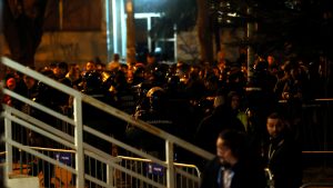 SVE JE SPREMNO ZA POČETAK VELIKOG FINALA: ‘Čair’ je popunjen, ljudi ispred hale i dalje čekaju! (FOTO) (VIDEO)