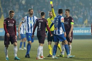 POTPUNI HAOS NA GRBAVICI U SARAJEVU: Nakon Crne Gore nemiri i u Bosni, sukob navijača pirotehnikom na samom terenu! (VIDEO)