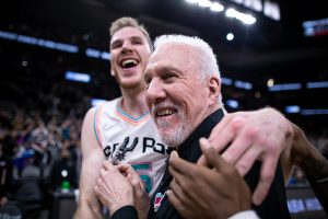 ISTORIJSKI MOMENAT: Greg Popovič napustio klupu Sparsa!