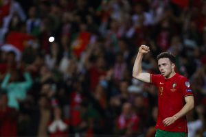 FUDBAL JE DALEKO VIŠE OD IGRE: Turski navijači besni pred televizorom, stan završio u potpunom haosu! (VIDEO)