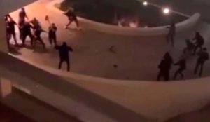 JEZIVE SCENE U CENTRU GRADA: Isplivao novi snimak tuče Delija i navijača Rendžersa – panika i žestoka makljaža, uplašeni Škoti urlali sa terase! (VIDEO)