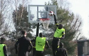 POKAZAO KOŠARKAŠKO UMEĆE: Lukaku monstruoznim zakucavanjem oduševio saigrače, pogledajte atmosferu sa treninga Čelsija! (VIDEO)