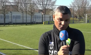 KOMIČNA SITUACIJA U HOLANDIJI: Trener Den Haga nije razumeo šta ga je novinar pitao, pa počeo da priča o ženi i problemima u kući! (VIDEO)