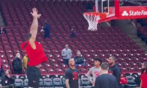 CEO SVET MU SE SMEJE: Poznata NBA zvezda se obrukala za ‘sve pare’, ovako ne šutiraju ni amateri! (VIDEO)