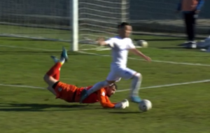 NOVA, SPORNA SITUACIJA U SUPERLIGI: Dosadnu utakmicu obeležio haos na kraju meča – napadač Mladosti pao u šesnaestercu, sudija samo odmahnuo rukom! (VIDEO)