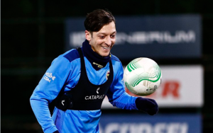 OPET MU ‘NE CVETAJU RUŽE’: Ozil u problemima do guše – žestoko zamerio treneru zbog izmene, Fener ga odmah suspendovao!