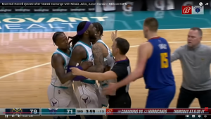 OPASAN SUKOB SE DESIO U ŠARLOTU: Masovni klinč na parketu, Jokić ugasio centra koji je vređao Dončića!