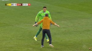 NEVEROVATNE SCENE NA TERENIMA U HOLANDIJI: Navijači Vitesea pogodili golmana Sparte flašom u glavu, pa hteli da se obračunaju sa njim na terenu! (VIDEO)