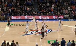 PUBLIKA GLEDA I NE VERUJE SVOJIM OČIMA: Hit scena na NBA utakmici, košarkaši obe ekipe na teren izašli u belim dresovima – reakcija komentatora je urnebensa! (VIDEO)