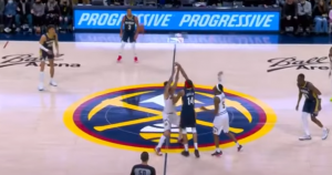 NI NJEMU NIJE JASNO KAKO JE OVO UŠLO: Neverovatan pogodak Ingrama uz zvuk sirene! (VIDEO)