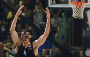 EVO ŠTA SE ZAPRAVO DESILO: Avramović objasnio pozadinu provokacije koja je bila upućena prema klupi Zvezde! (VIDEO)