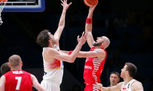 LEGENDARNI NBA CENTAR OPLEO PO SUNARODNIKU ZBOG RATA: ‘Tužno je što nam je on kapiten reprezentacije!’