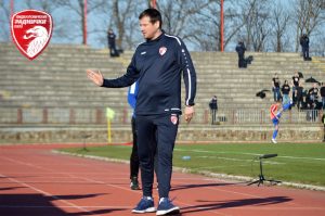 LALATOVIĆ SE OBRATIO DIREKTNO ČELNICIMA SUPERLIGE: Trener Radničkog bez ikakvog ustručavanja: „Ko još tada gleda fudbal“!? (VIDEO)
