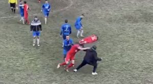 PROPAST SRPSKOG FUDBALA: Navijač nokautirao igrača, opšta tuča i prekid meča! (VIDEO)