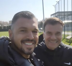 POZNATO LICE U ZEMUNELU: Bivši fudbaler crno-belih posetio Stanojevića: „Hvala šefe i samo Partizan!“ (VIDEO)