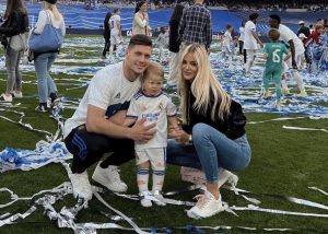 LEP PRIZOR U MADRIDU: Jović je današnju utakmicu gledao sa tribina, a onda je posle meča zajedno sa sinom i suprugom proslavio titulu! (VIDEO)