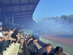 SPEKTAKL U PRESTONICI SRBIJE: Veliki broj ljudi na ‘Omladinskom stadionu’, OFK-a i Zemun ponovo igraju a atmosfera je fenomenalna! (VIDEO)