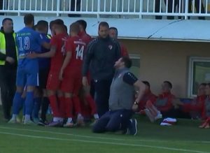 LALATOVIĆ ZAVRŠIO NA KOLENIMA: Trener Radničkog što pre želi da zaboravi ovu utakmicu, igrač Novog Pazara ga napucao loptom iz sve snage!