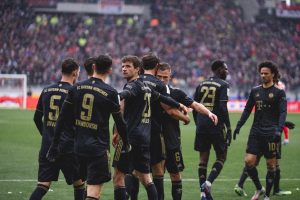 BIZARNA SITUACIJA U FRAJBURGU: Bajern sa 12 igrača na terenu, oduzimaju im pobedu!? (VIDEO)