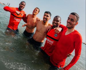 ‘KAD JE BAL, NEK’ JE BAL’: Fudbaleri Ajntrahta uživali u ‘suncem okupanoj’ Barseloni! (FOTO)