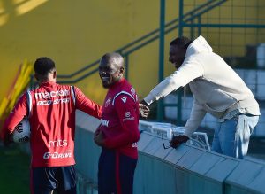 IGRAČI ODUŠEVLJENI, SPECIJALAN GOST NA TRENINGU: Navijači Crvene zvezda ga pamte samo po lepom! (VIDEO)