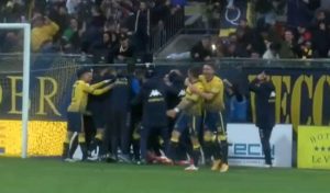 MAGIJA KAKVA SE RETKO VIĐA: Golman pogodio sa svoje polovine za pobedu i plasman u viši rang (VIDEO)