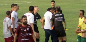 SRAM TE BILO: Skandalozna scena u Brazilu, trener prišao sudiji ženskog pola pa je udario u glavu! (VIDEO)