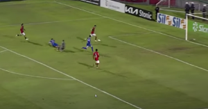 TREBA BITI MAJSTOR ZA I OVAKVE STVARI: ‘Prošetao’ se kroz protivničku odbranu, zaobišao golmana a onda je uradio nešto nestvarno! (VIDEO)