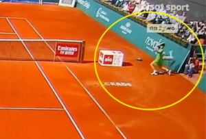 UF, MALO JE FALILO: Pogledajte koliko je ovaj dečak imao sreće – umalo da ga Novakov reket pogodi u glavu! (VIDEO)