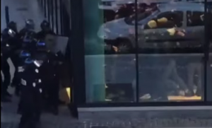 PRAVI ULIČNI RAT: Ludnica na ulicama Marselja, navijači Paoka napravili potpuni haos – Grci pišu da su i Grobari učestvovali u tuči! (VIDEO)