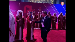 PIKSI UZEO MAČ OD ARAPA I STAO MEĐU NJIH: Selektor nije odoleo da se ne priključi tradicionalnom plesu domaćina! (VIDEO)