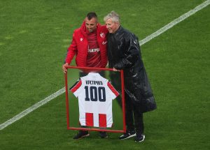 NOVI ČLAN ‘KLUBA 100’: Legenda Crvene zvezde Krstičiću uručila specijalan poklon! (FOTO) (VIDEO)