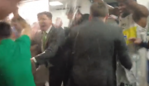 LUDILO U SVLAČIONICI TURSKOG TIMA: Košarkaši Burse napravili šou, a u pozadini pesma ‘Disko Partizani’! (VIDEO)