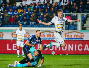 VERONU NE ZANIMA KO JE SA DRUGE STRANE TERENA: Tudorova ekipa pobeđuje i kad Čolito ne pogađa! (FOTO)