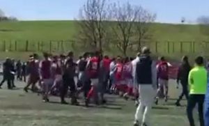 JEZIVE SCENE U KRUŠEVCU: Roditelju uleteli na teren pa prebili kadete protivničke ekipe, a obezbeđenja nema nigde! (VIDEO)