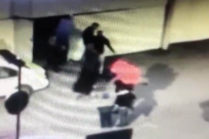 ISPLIVAO UZNEMIRUJUĆI SNIMAK: Nepomično je ležao, dok ga devojka šutira u glavu! Policija uhapsila osumnjičenog za ubistvo rukometaša! (VIDEO)