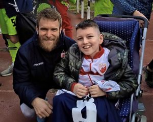 SJAJAN GEST CRVENE ZVEZDE U NIŠU: Crveno-beli obradovali mladog navijača! (VIDEO)