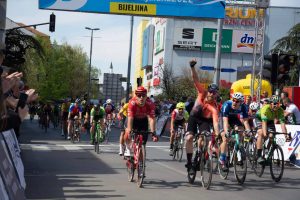 IMAMO POBEDNIKA DRUGE ETAPE TRKE ‘BEOGRAD – BANJALUKA’: Fortin obukao žutu, Kalaba plavu majicu u Bijeljini!