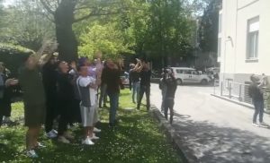‘SINIŠA ON FIRE’: Suze same kreću – navijači Bolonje zapevali ispred bolnice, a onda se na prozoru pojavio Siniša Mihajlović! (VIDEO)