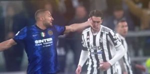 VLAHOVIĆ JE TEMA BROJ JEDAN NA ‘ČIZMI’: I danas se bruji o jučerašnjem meču, navijači Intera žestoko isprozivali Srbina zbog ove situacije! (VIDEO)