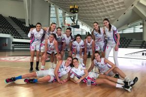 SUDIJA ZAPROSIO KOŠARKAŠICU BUDUĆNOSTI: Podigla trofej i rekla ‘DA’ na istoj utakmici! (VIDEO)