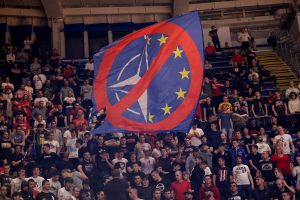 DELIJE ISTAKLE JASNU PORUKU ZA NATO I EU: Precrtana dvostruka zastava na tribinama u Pioniru! (FOTO)