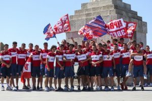 ZVEZDINI BISERI NAPRAVILI FEŠTU, POBEDNIČKA ŠETNJA I POZIV NA MEČ ODLUKE: Prolaznici oduševljeni, ‘Pobednik’ svedočio novom podizanju pehara! (VIDEO)