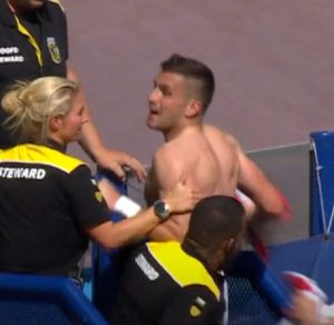 VELIKI SKANDAL TRESE HOLANDIJU: Tadić hteo da pokloni dres navijaču, obezbeđenje ga guralo