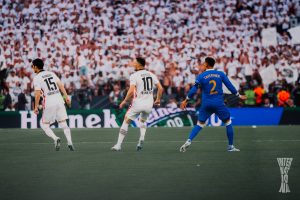 KOSTIĆ NAJBOLJI IGRAČ LIGE EVROPE: Ogromna nagrada za srpskog fudbalera!