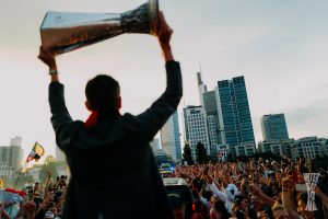 GRADONAČELNIK UZEO PEHAR KAPITENU: Rode u neverici na proslavi osvajanja LE! (VIDEO)