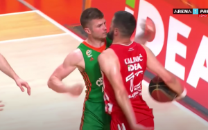 MALO JE FALILO ZA IZBIJE PRAVI HAOS: Kalinić i Murić u ‘klinču’, saigrači sprečili tuču! (VIDEO)